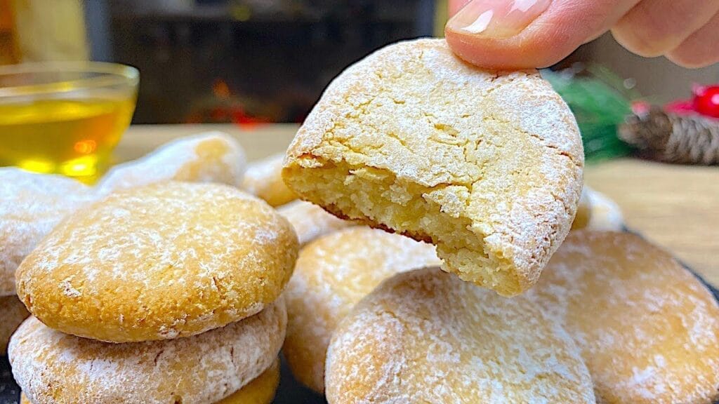 Biscotti siciliani: li preparo senza farina 00, burro e latte | Utilizzo la farina di mandorle e albumi, provali anche tu!