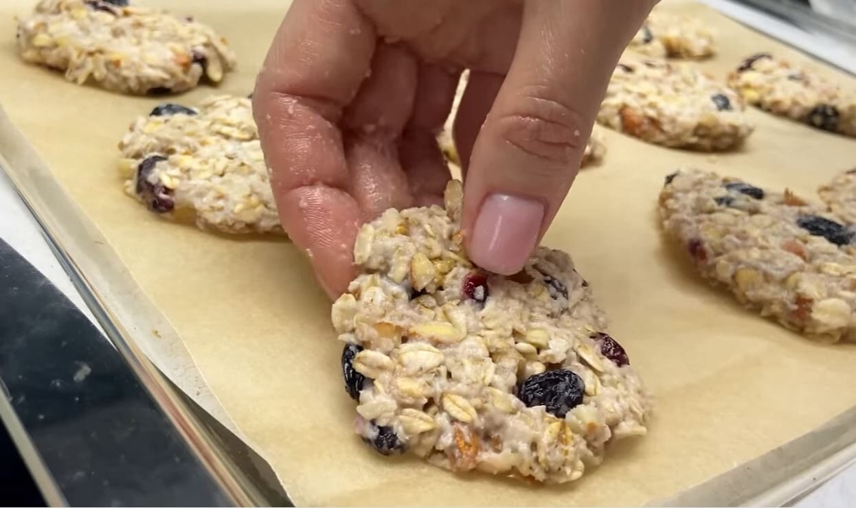 Biscotti di mele, frutta secca e fiocchi d'avena