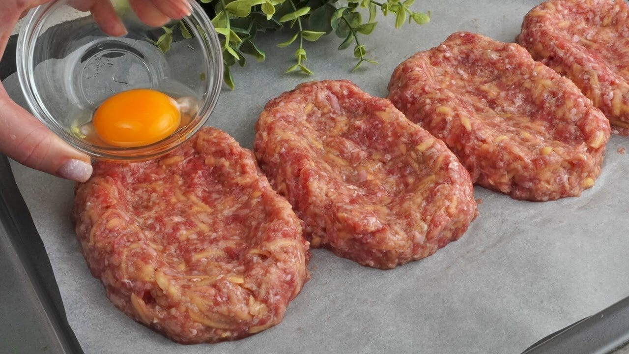 Hamburger con uova e formaggio