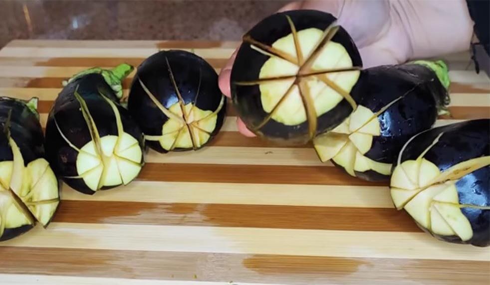 Melanzane, tagliale così e insaporiscile con questi ingredienti | La ricetta è piaciuta a tanti | Solo 80 Kcal!