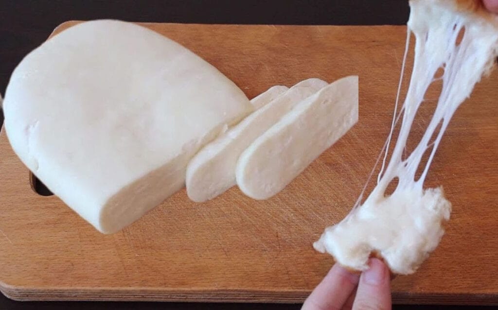 Non compro più la mozzarella | In 5 minuti la preparo a casa col latte e un cucchiaino di aceto: è buonissima!