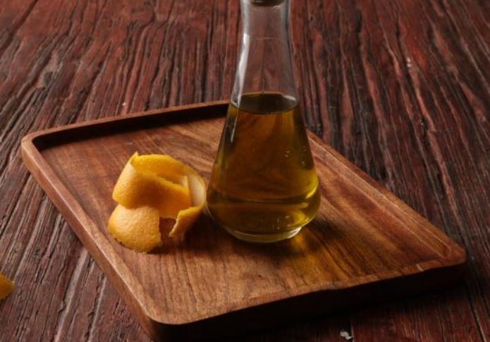 Bucce d'arancia nell'olio d'oliva