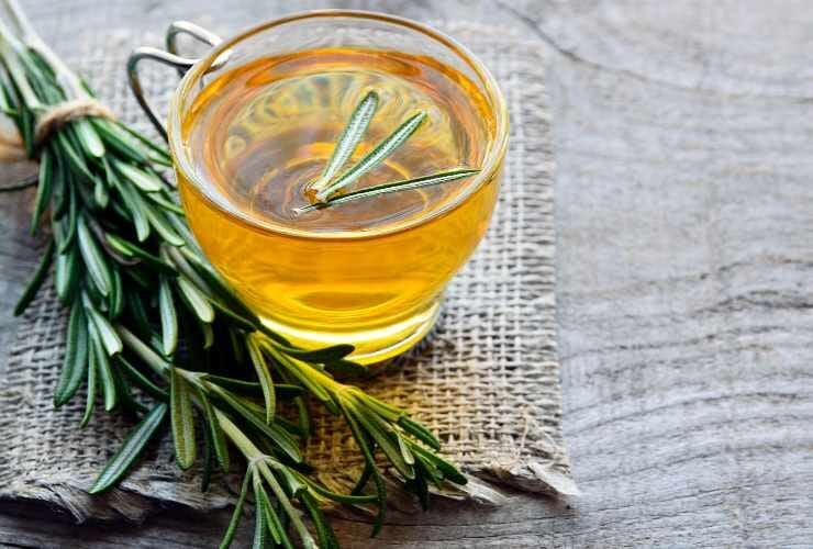 Tisana alla mela e rosmarino