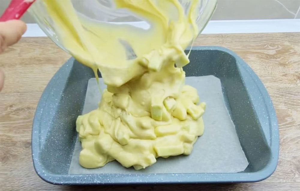 Metto le mele a cubetti nell’impasto e poi inforno per 30 minuti: questa torta è semplicissima | Solo 200 Kcal!