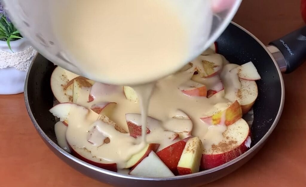 Metto le mele a spicchi in padella e poi ci verso l’impasto: questa torta è velocissima | Solo 140 Kcal!