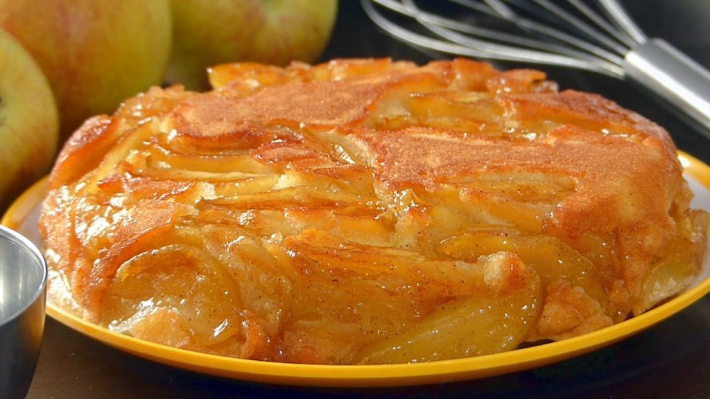 Non ti serve il forno! Per cuocere questa torta di mele ti serve soltanto una padella | Solo 170 Kcal!