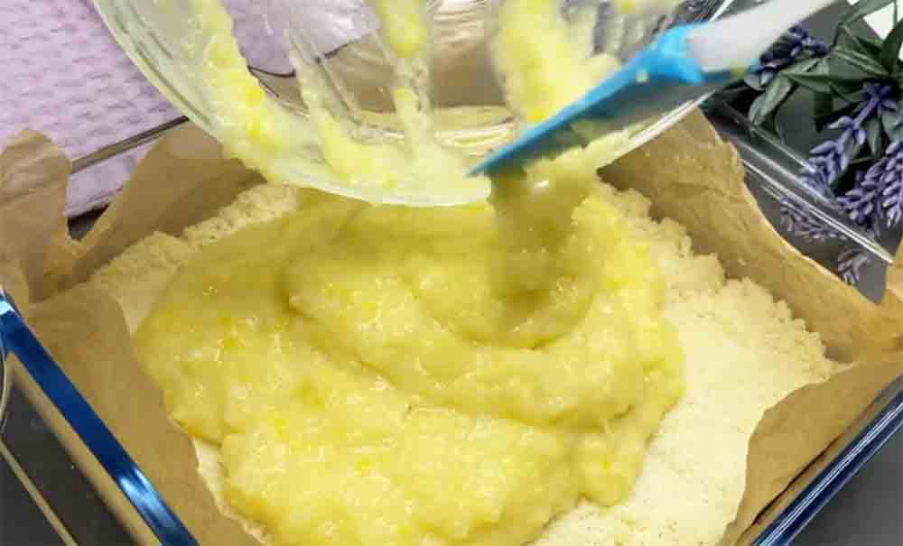 Per preparare i biscotti al limone stendo l’impasto in teglia, lo inforno e poi li taglio | Solo 70 Kcal!