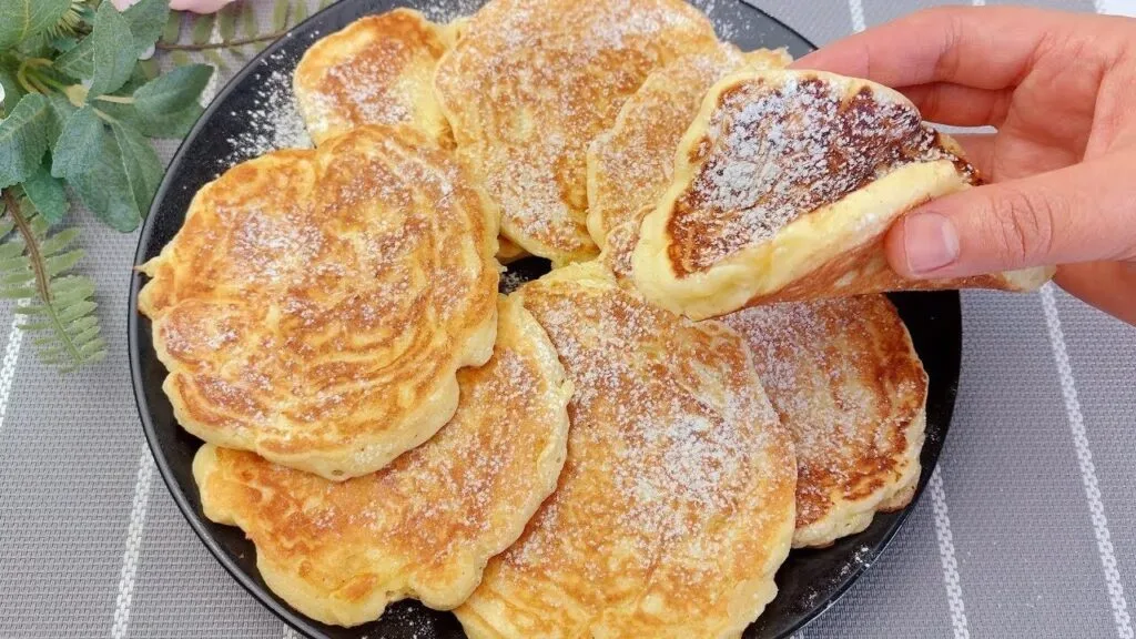 Ho preparato le frittelle con mele, cannella e yogurt nell’impasto: mai state così buone | Solo 110 Kcal!