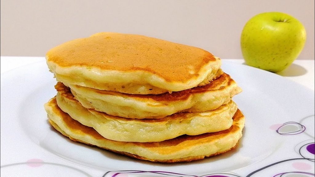 Quando hai poco tempo, prepara questi pancake alle mele: ti bastano pochi minuti | Solo 100 Kcal!