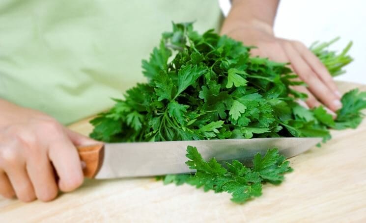 prezzemolo-nell-orto-e-in-cucina_ng3-6169396