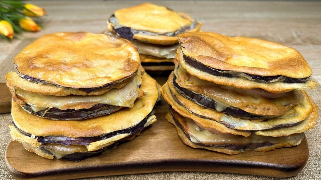 Senza friggere nulla, ho preparato delle melanzane in pastella con formaggio e prosciutto | Solo 180 Kcal!