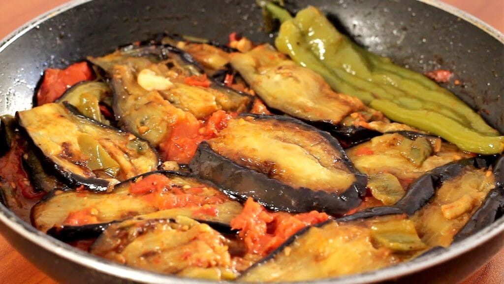 Con 3 ingredienti preparo una cena fantastica: servono melanzane, peperoni verdi e pomodori | Solo 170 Kcal!