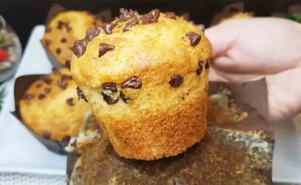 Per avere dei muffin alti e soffici, preparo l’impasto così: metto anche le gocce di cioccolato!