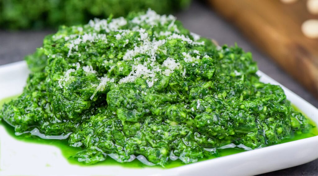 Il pesto di cavolo in 3 minuti, per condire pasta e bruschette. Ha solo 50 calorie!