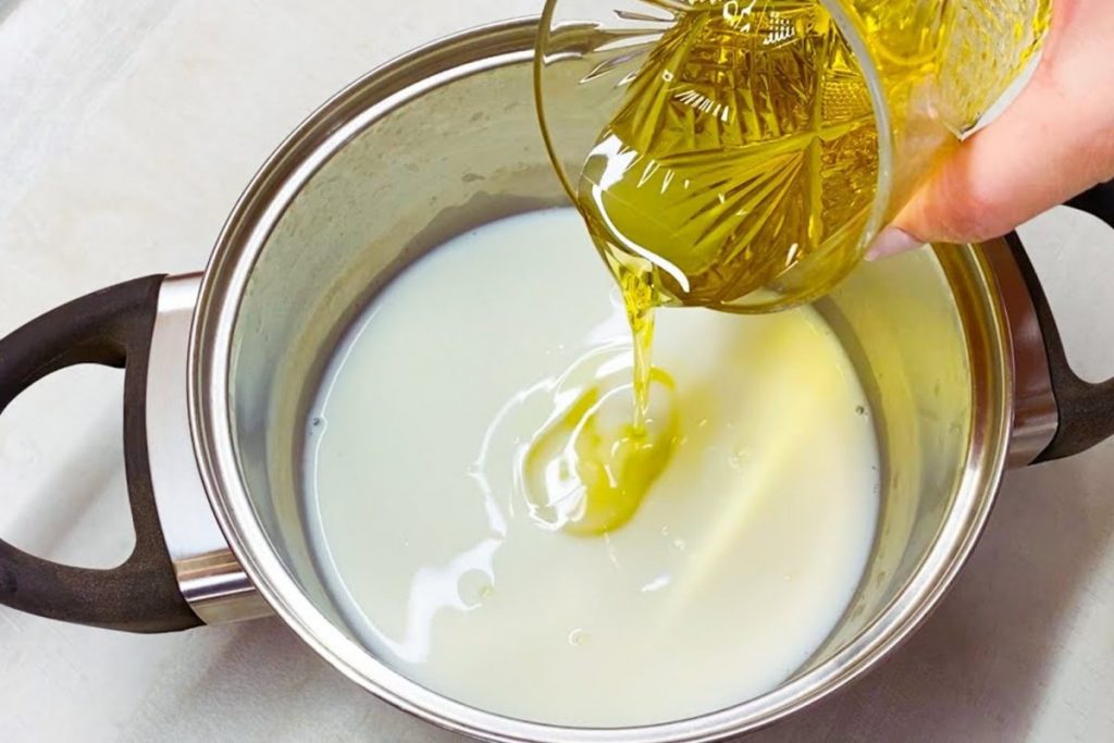 Versa l’olio d’oliva nel latte e frulla per qualche minuto: il risultato è straordinario | La puoi usare per tutto!