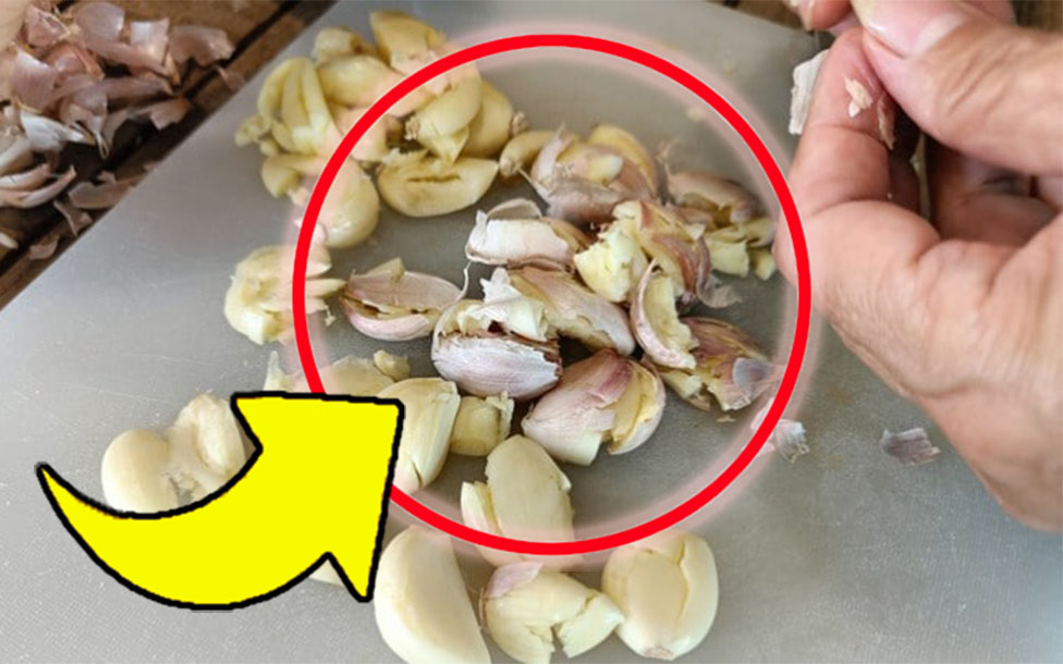 Bucce d’aglio, non buttarle via: sono “preziosissime” | Mettile in un barattolo e usale così!