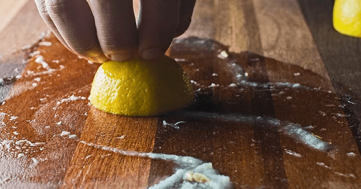 Pulire tagliere in legno