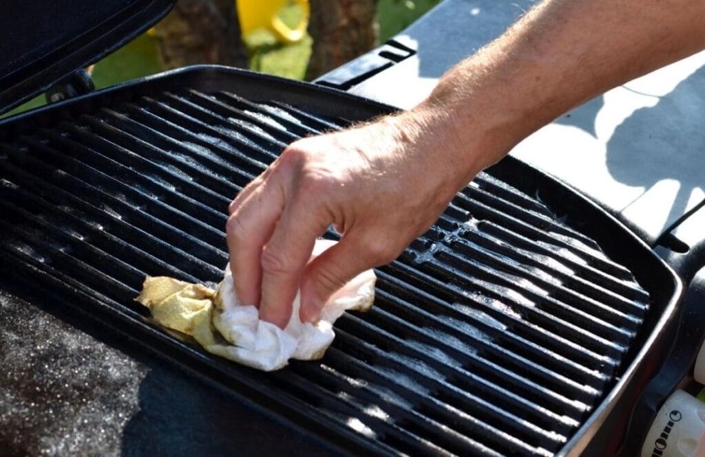 Bucce di patate, non buttarle via: “valgono oro” | Aggiungile in un barattolo con l’acqua bollente | Puoi farci di tutto!