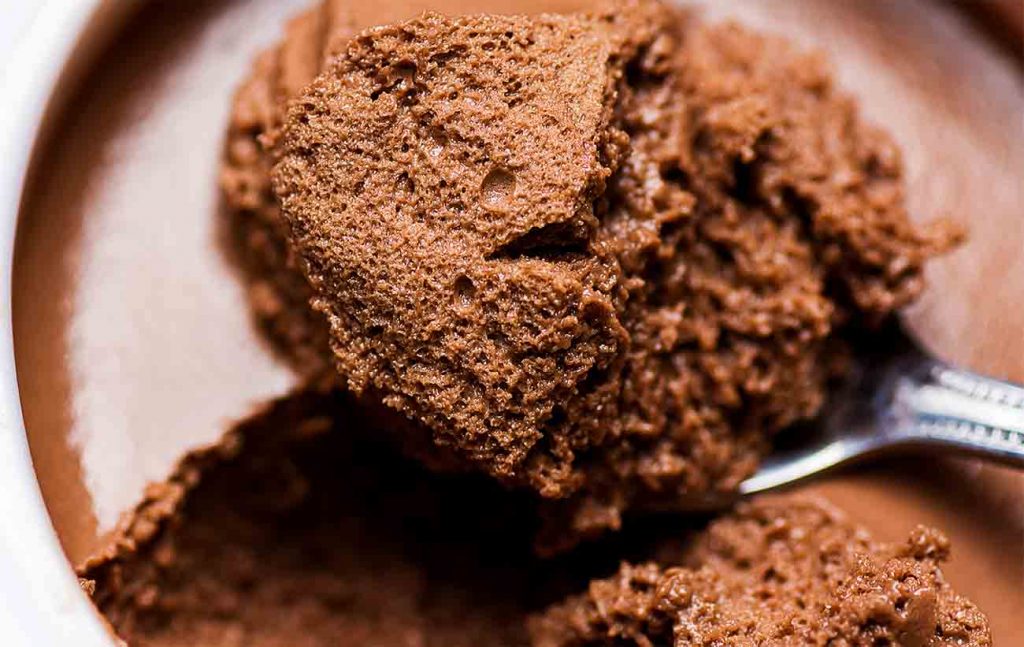 La preparo con due ingredienti, questa mousse al cioccolato è deliziosa: lasciate perdere la nutella!