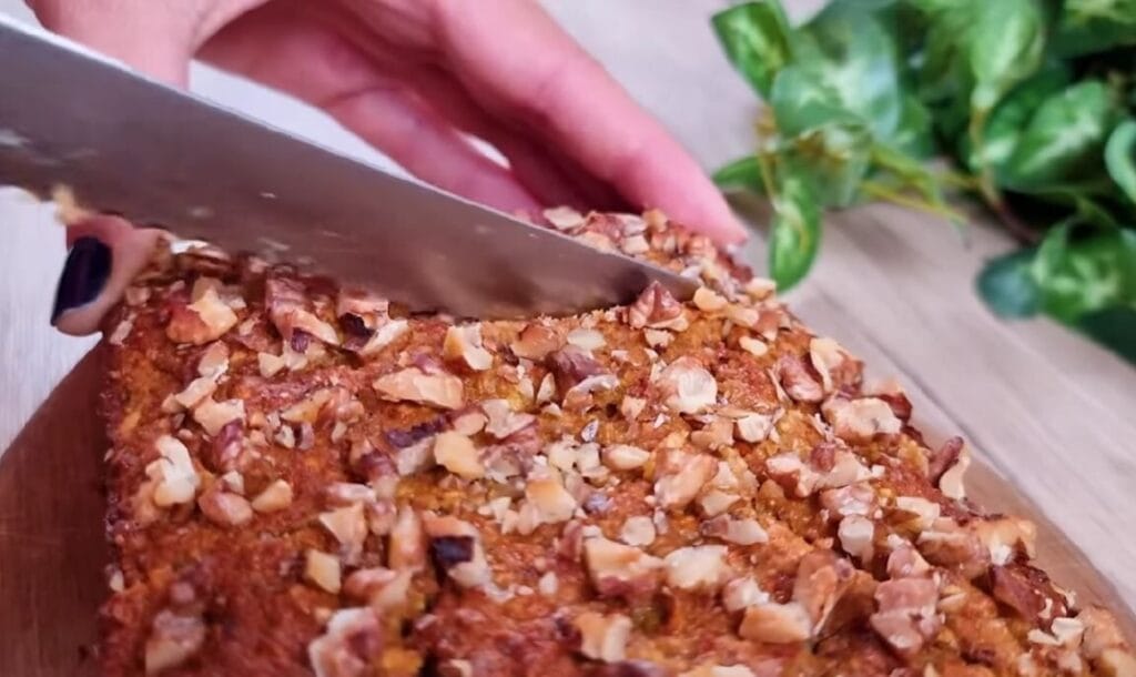 Avena, mela, carota e noci: questa torta è buonissima, si prepara così | Solo 130 Kcal!