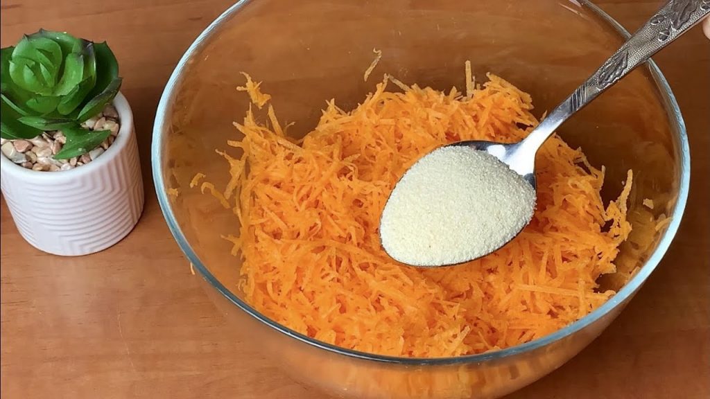 Verso la farina di semola nelle carote grattugiate e preparo una torta dolce spettacolare | Solo 150 Kcal!