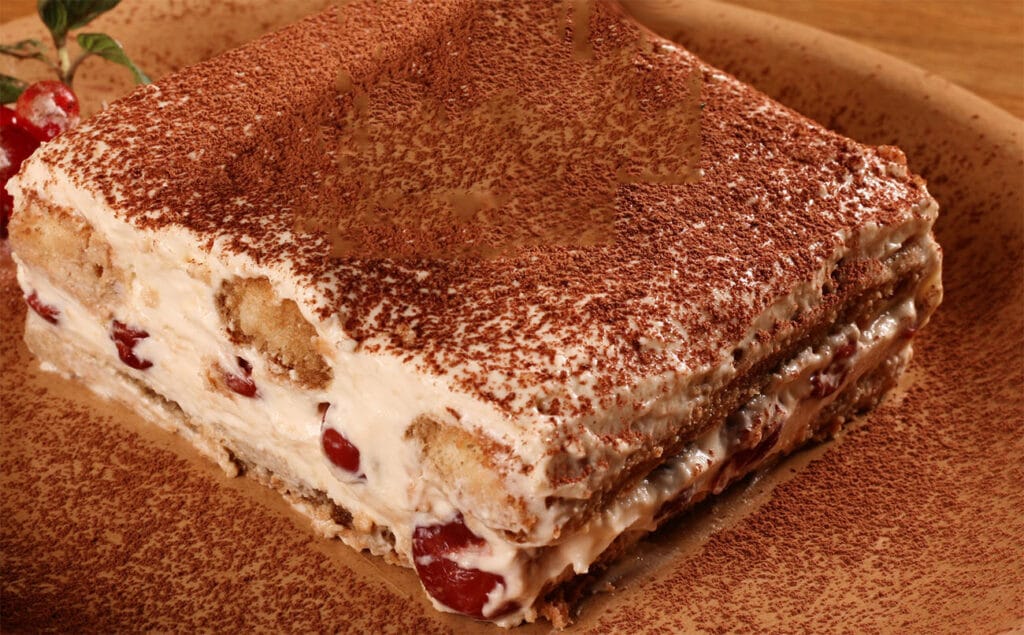 Tiramisù alle ciliegie e crema, lo preparo senza mascarpone: un dolce estivo con sole 190 calorie!