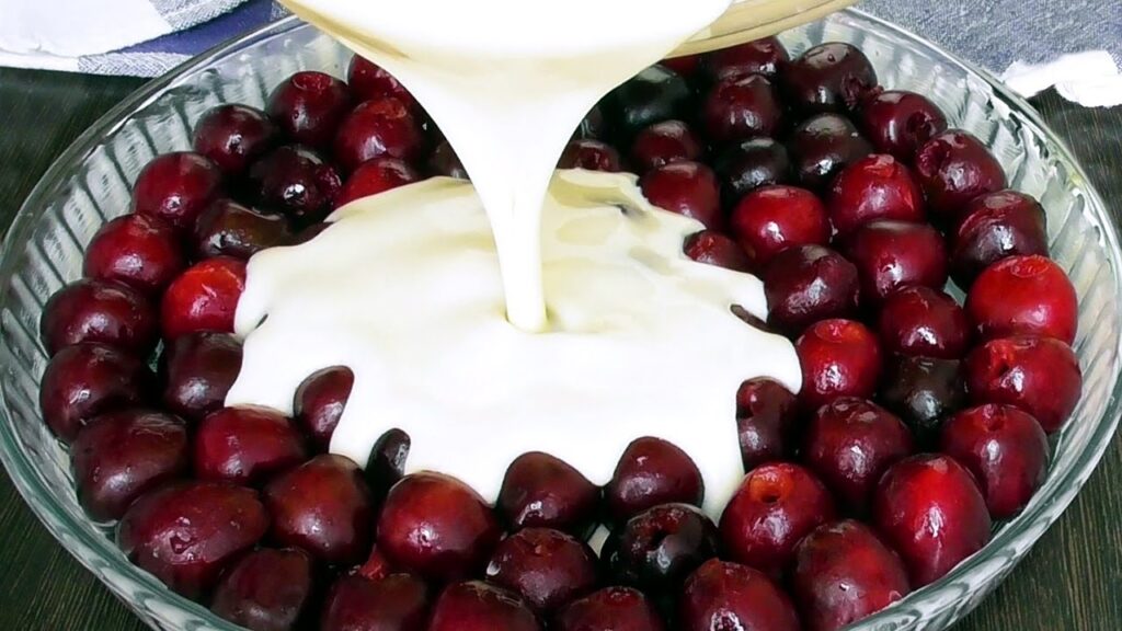 Ora è la mia torta preferita, la preparo con le ciliegie: è così cremosa che si scioglie in bocca | Solo 150 Kcal!