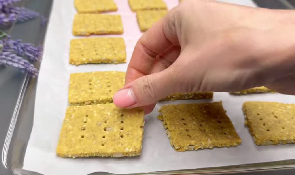 Non uso farina raffinata, i crackers li preparo così per tutta la famiglia: faccio il pieno di fibre!