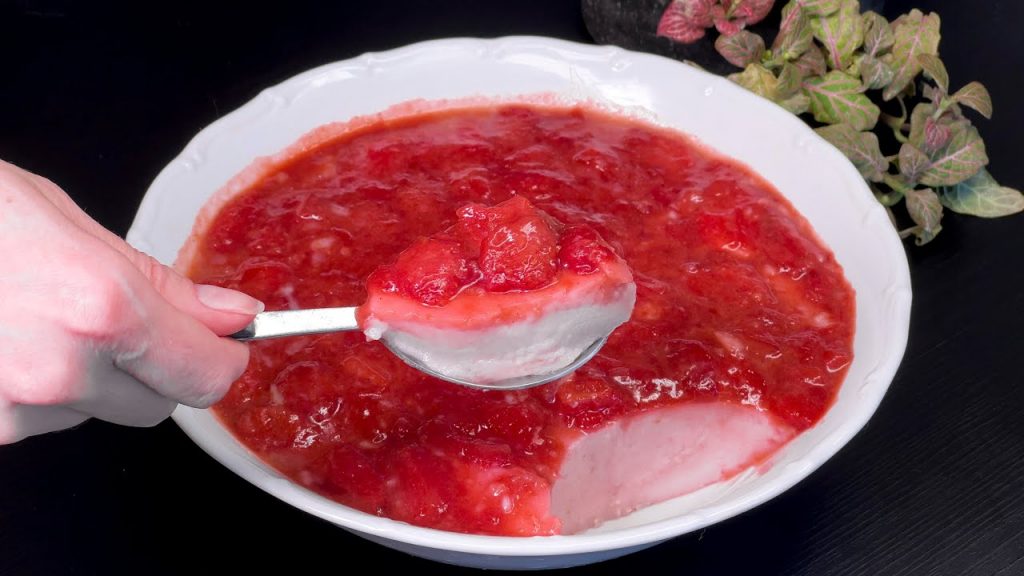 Dessert cremoso alle fragole, il dolce estivo fresco che sta spopolando sul web | Solo 170 Kcal!