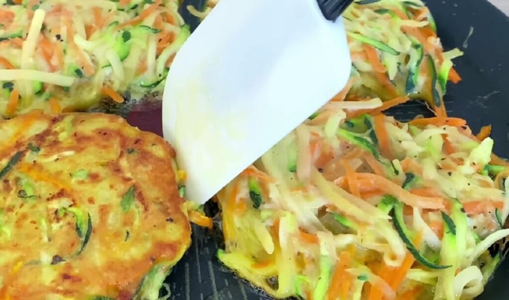 Grattugio zucchine, patate e carote e preparo l’impasto per le frittelle: sono spettacolari | Solo 80 Kcal!