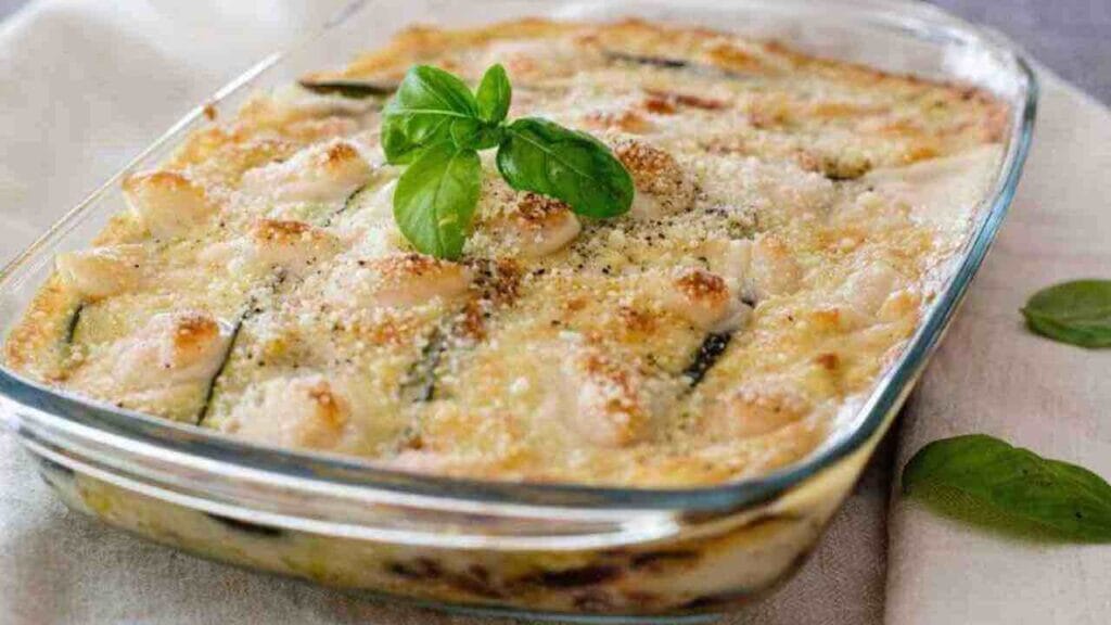 Parmigiana di zucchine, metto tutto a crudo e inforno: la cena è pronta in soli 45 minuti | Solo 200 Kcal!