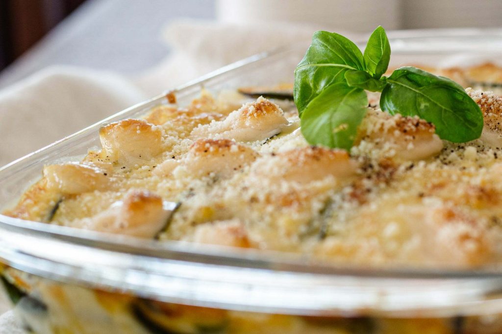 Parmigiana di zucchine, metto tutto a crudo e inforno: la cena è pronta in soli 45 minuti | Solo 200 Kcal!