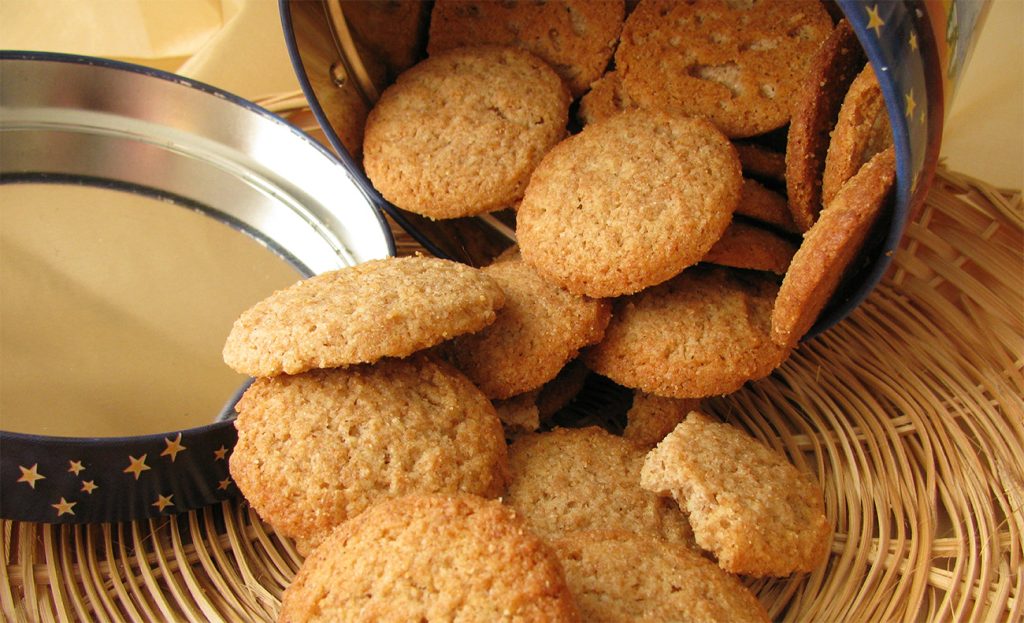 Non c’è bisogno per forza di usare zucchero, uova e farina raffinata per preparare i biscotti | Questi hanno solo 30 Kcal!