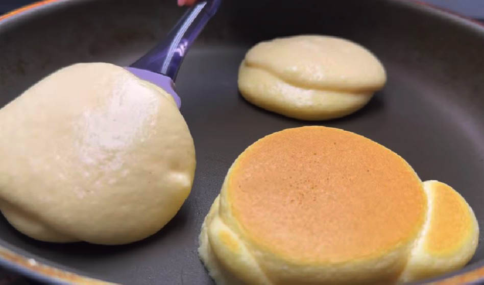 Pancake alti e soffici, il segreto sta nello sbattere le uova così: provaci anche tu | Solo 70 Kcal!