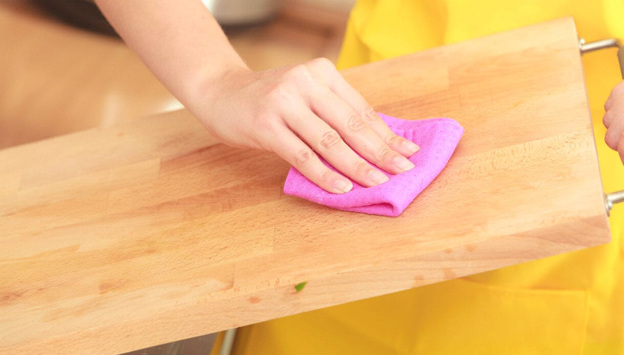 Pulire tagliere in legno