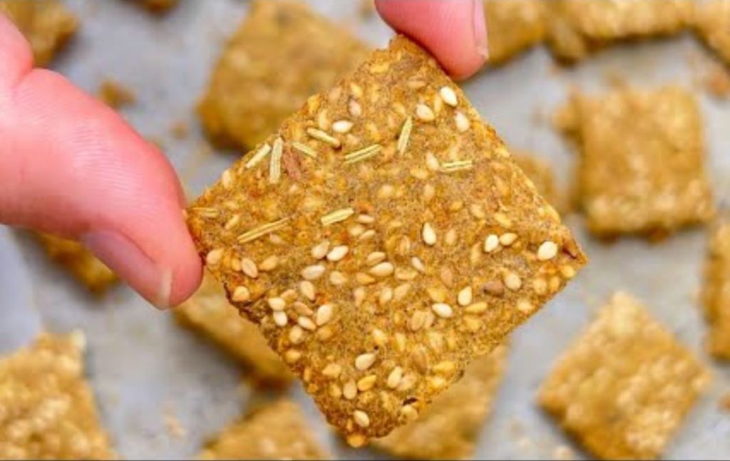 Butta via i crackers che hai a casa: ormai è da anni che li preparo così senza farina raffinata | Solo 25 Kcal!