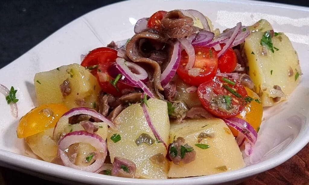 Insalata di patate alla marinara, mia suocera ha fatto colpo su tutta la famiglia: l’ha preparata così!
