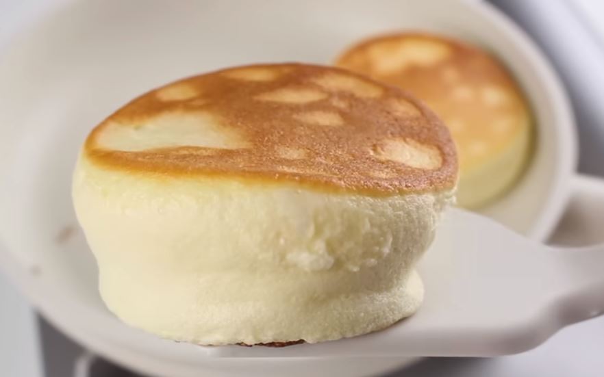 Sono i miei preferiti, questi pancake alti e soffici li preparo così: è semplicissimo | Solo 60 Kcal!