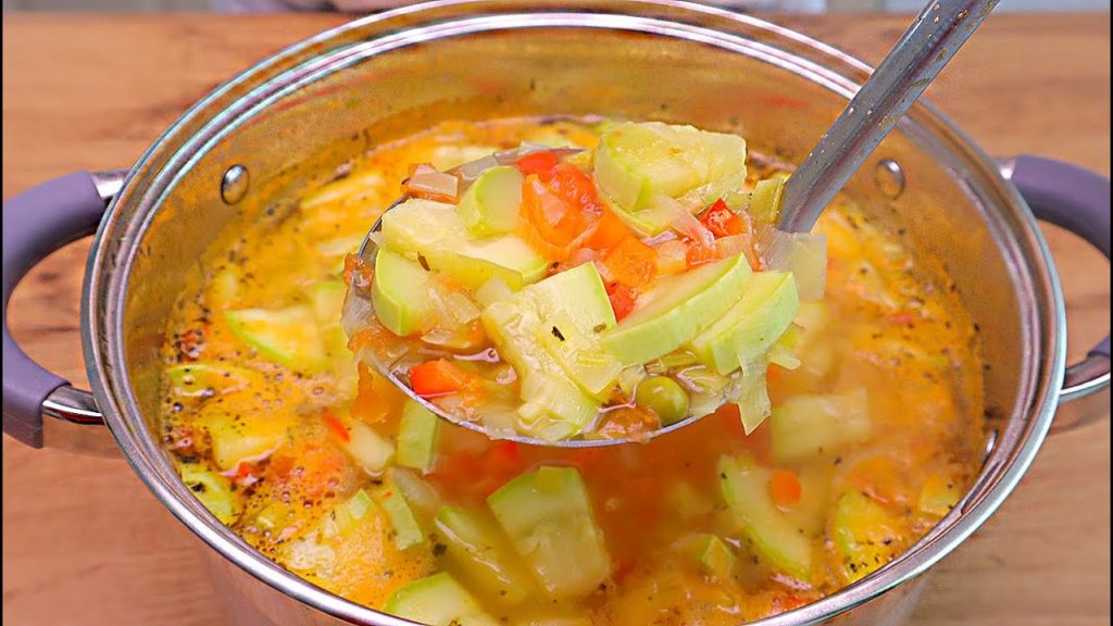 Zuppa di verdure di appena 220 calorie, buona e perfetta per perdere i chili in più a dieta!