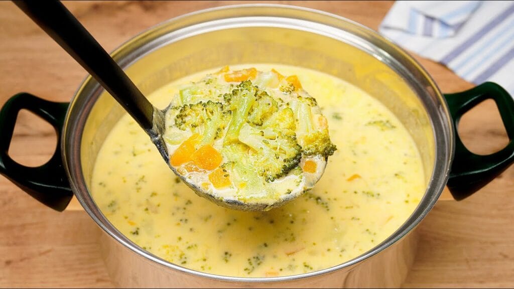 Questa zuppa disintossicante di 290 calorie è ottima da mangiare più volte a settimana e perdere qualche chiletto!