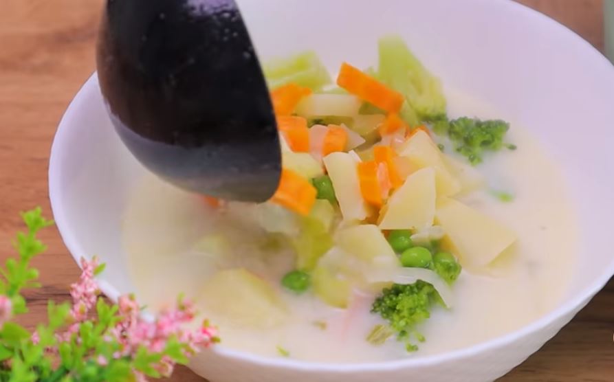 Zuppa di verdure di appena 220 calorie, la mangio più volte a settimana per perdere qualche chiletto!