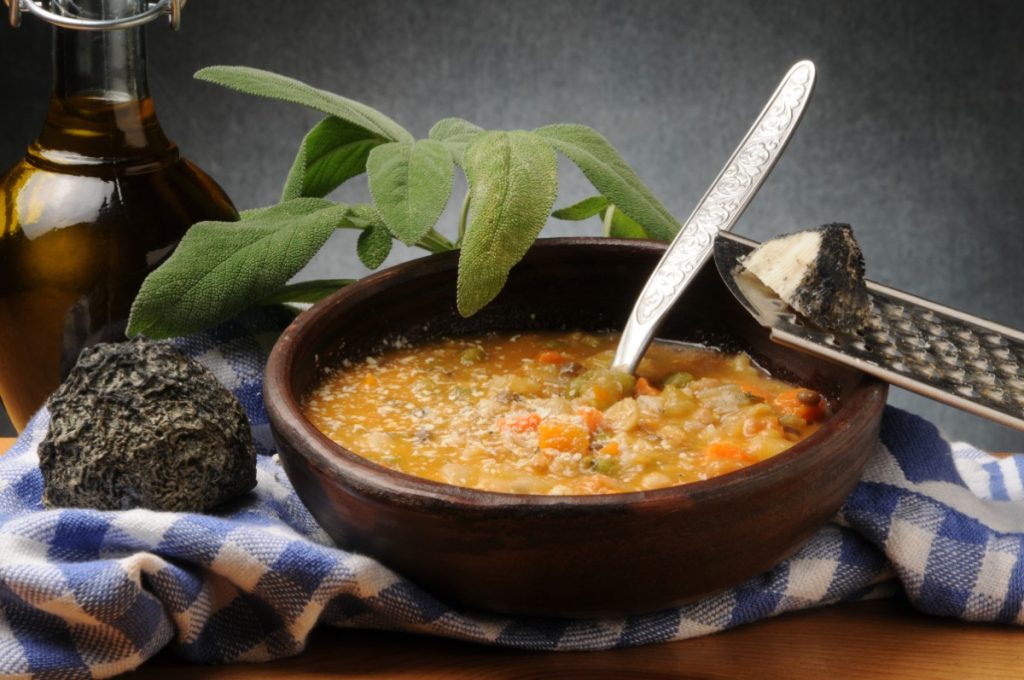 Contro i malanni di stagione, mangio sempre questa buona zuppa di farro e lenticchie: mi sento subito meglio!