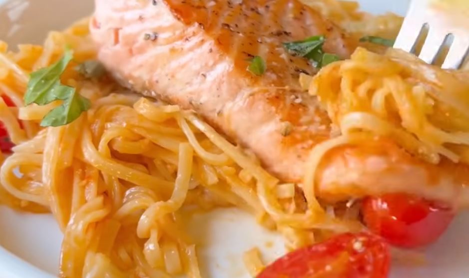Anche se sono a dieta, finalmente ho mangiato un piatto di spaghetti col salmone: ricco di benefici e buonissimo!