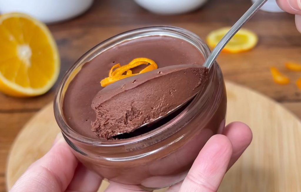 Ci vogliono soltanto 2 ingredienti per questa crema al cioccolato da mangiare al cucchiaio: è buonissima!