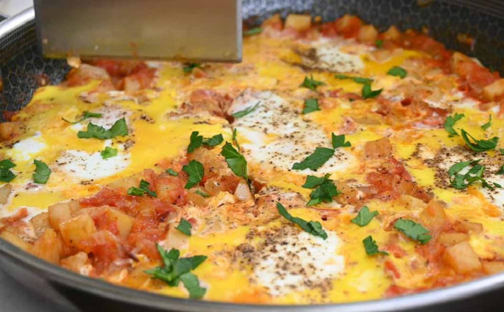 Questa ricetta israeliana ha fatto impazzire tutti, le uova così non le avevo mai mangiate | Solo 180 Kcal!
