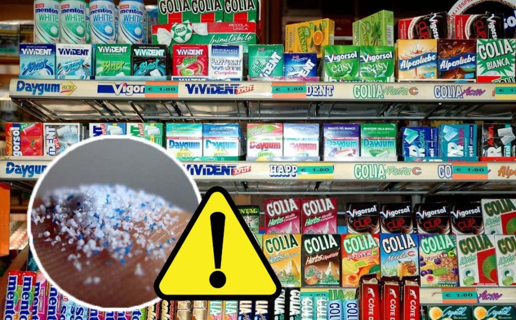 Chewing gum, trovate microplastiche in quasi tutte le marche: se ne salva solo una | La peggiore è una marca famosissima!