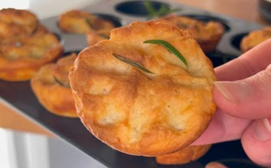 Le mangio al posto del pane, preparo queste focaccine con un solo cucchiaio di olio ma con tanto yogurt | Solo 80 Kcal!