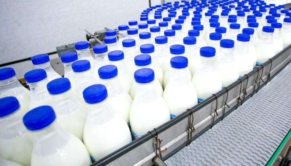 90 tonnellate di “latte andato a male” allungato con soda caustica e acqua ossigenata: maxi sequestro in questa nota azienda italiana!