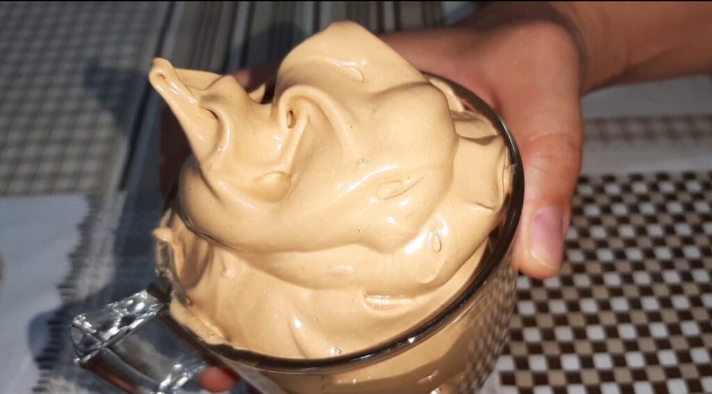 La crema caffè senza panna: 3 ingredienti, 5 minuti e super cremosa. Ha solo 50 calorie!