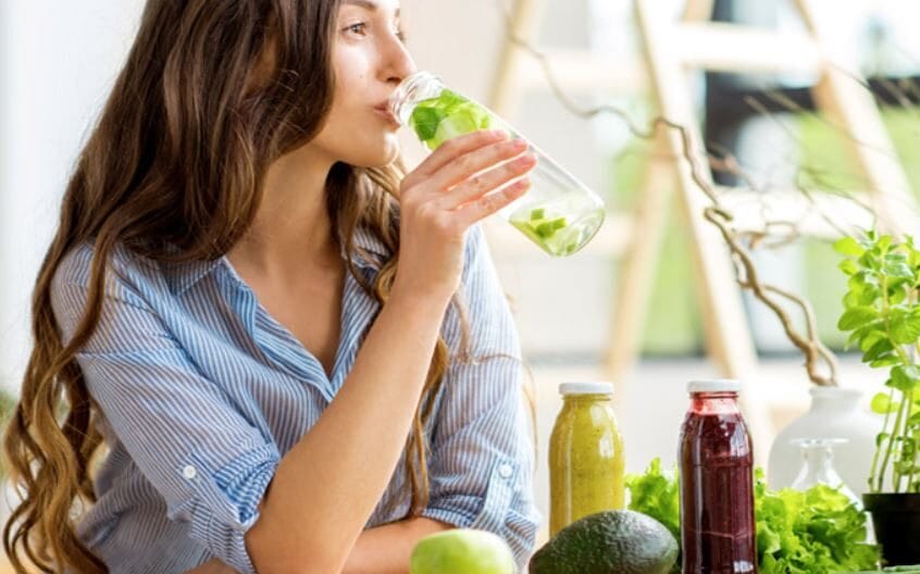 In estate queste sono le 5 migliori bevande che bevo per contrastare la voglia di zucchero: buone e senza calorie!